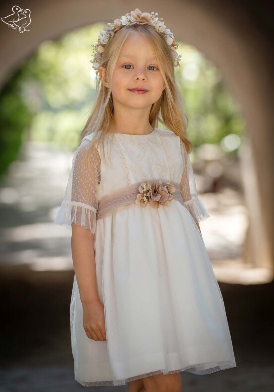 Niña con vestido blanco